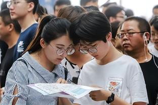 布克：球队仍在摸索如何调整空间 今晚很多队友把握住了机会